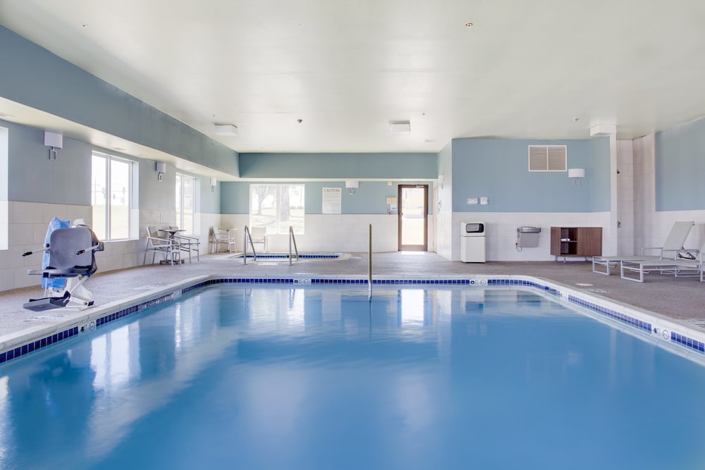 Holiday Inn Express Suites Chickasha 1/35