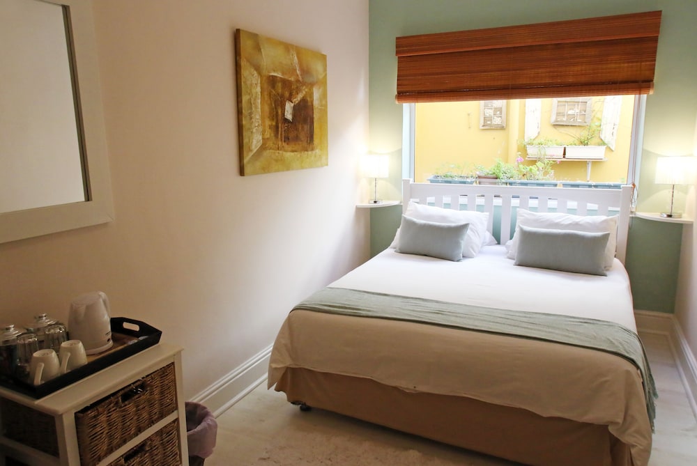 Dolphin Inn Guest House 22/74