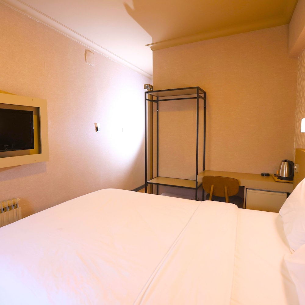 Esin Hotel 9/50