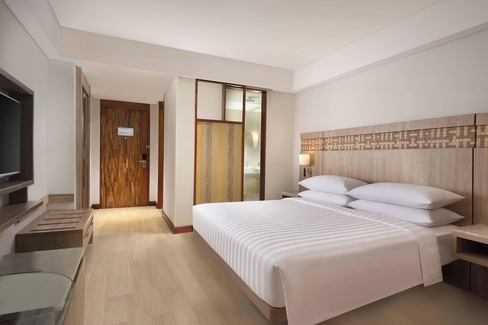 1 Bedroom, Junior Suite, King Bed, Pool View, Corner