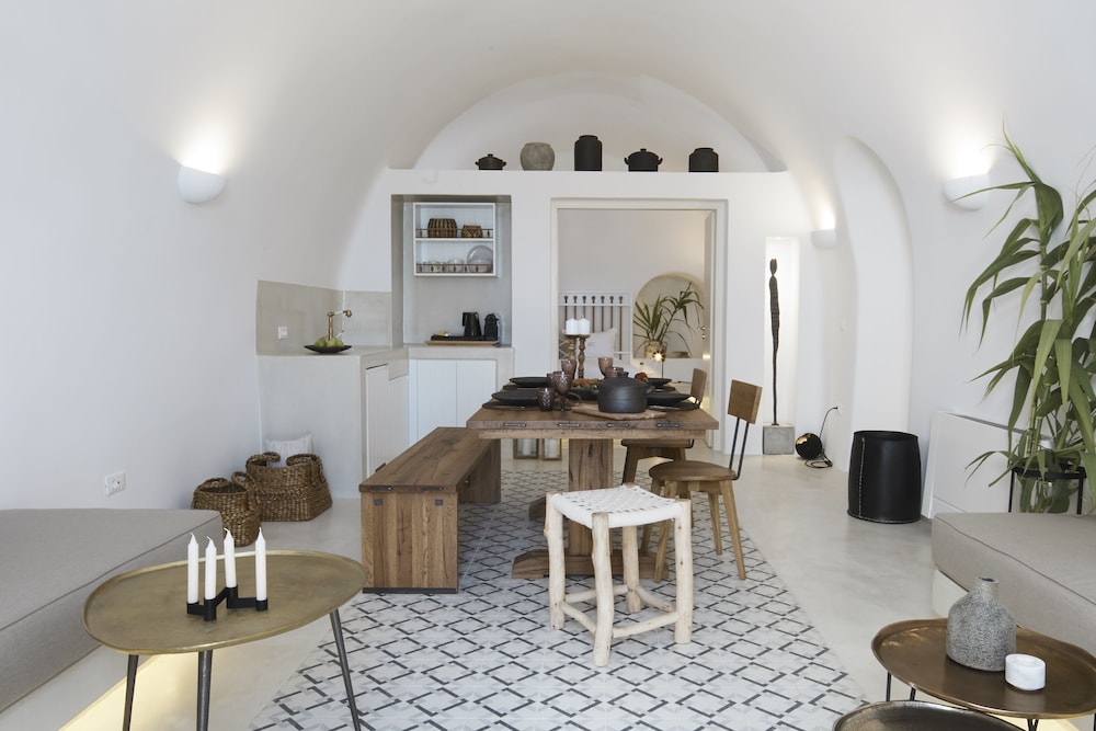 White And Co. La Torre Suites 28/50