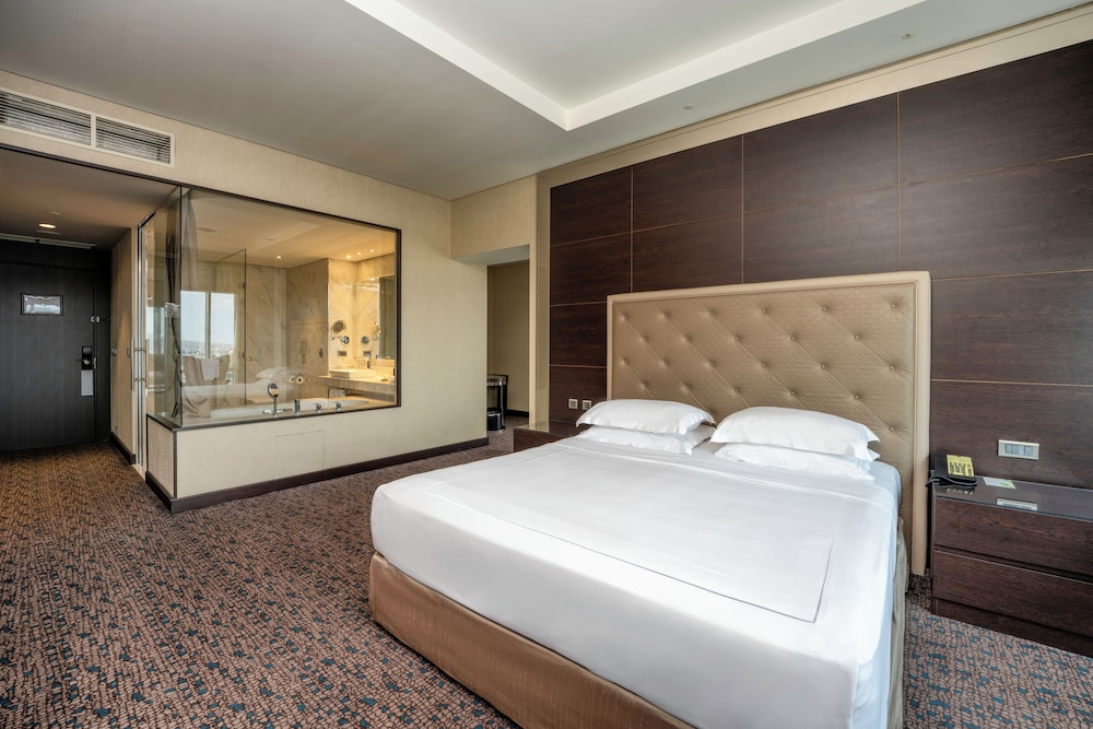 GRAND, DELUXE, SUITE, QUEEN BED