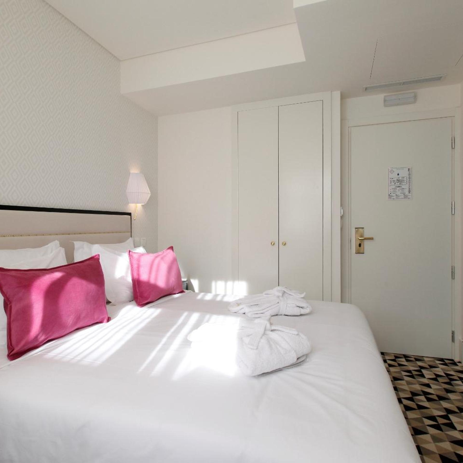 Mini, Double Bed, Street View، Hotel Lis Baixa 2/9
