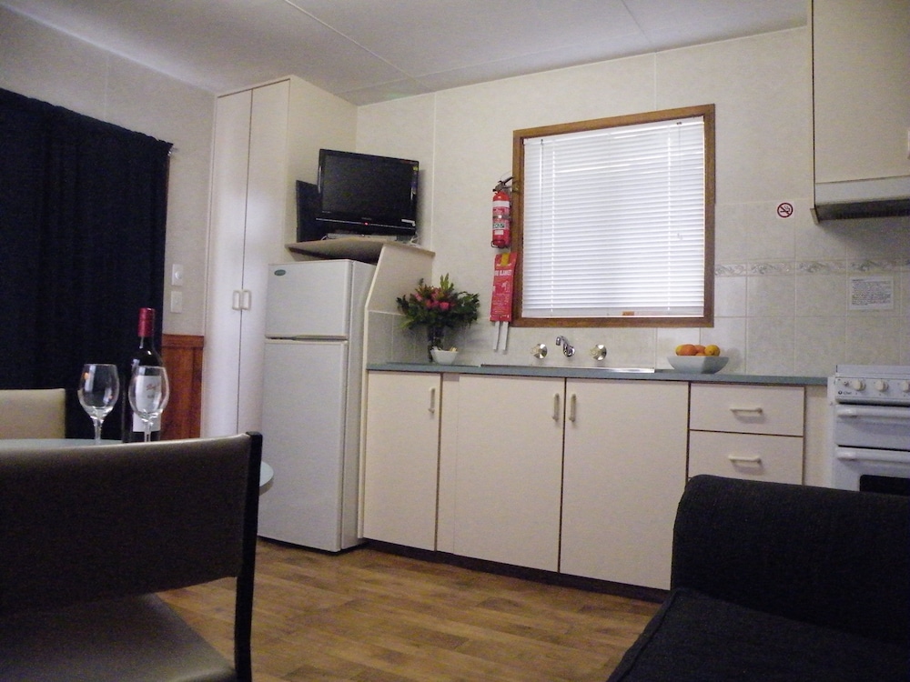 LAKE HAMILTON MOTOR VILLAGE AND CARAVAN PARK 6/50