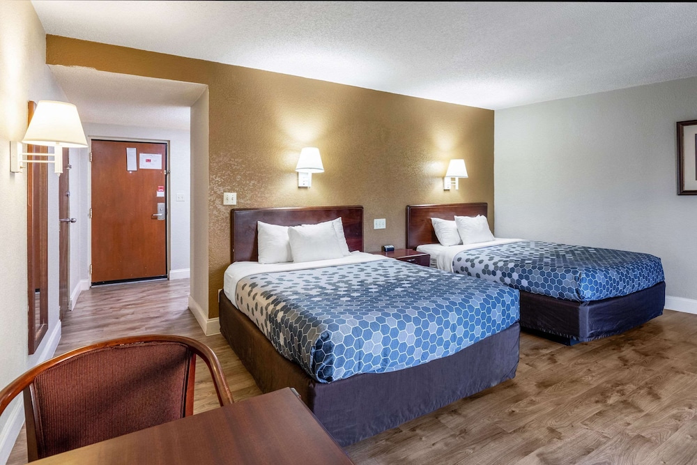 Econo Lodge Inn and Suites On The River 22/61