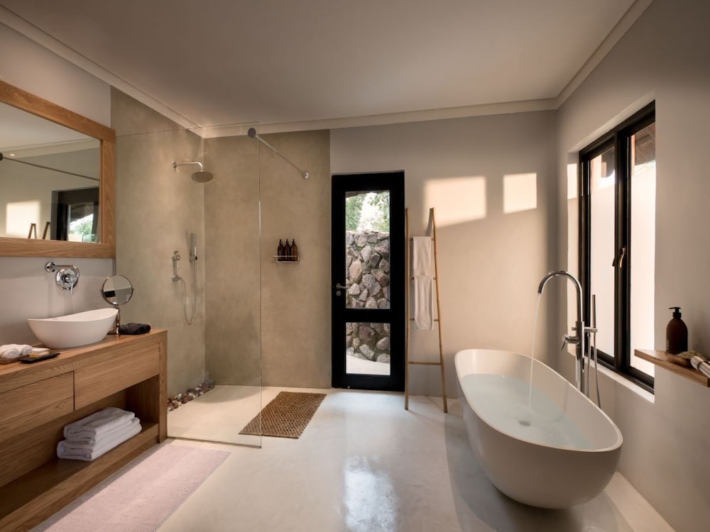 Mhondoro Game Lodge 50/50