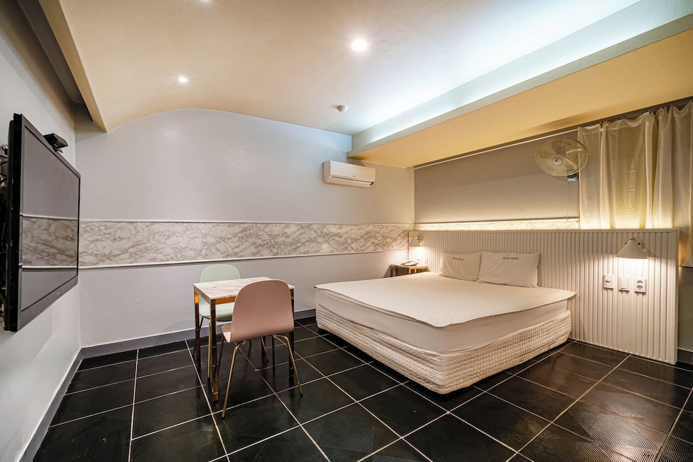 Sense Motel 49/50