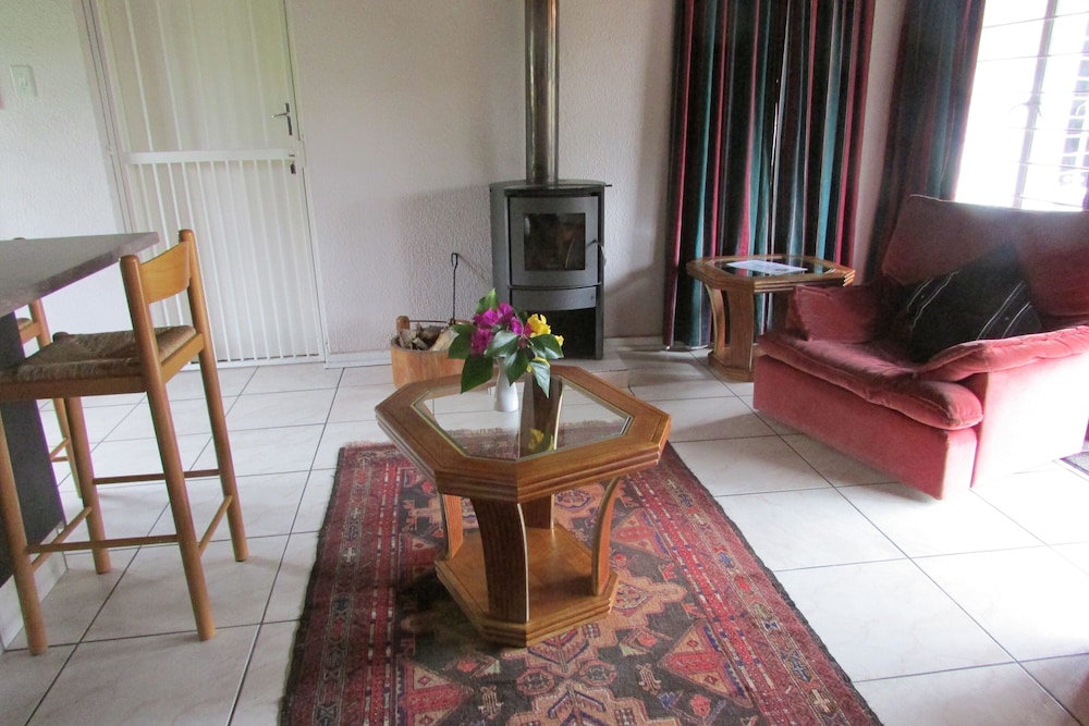 Acacia House Executive Suite 8/16
