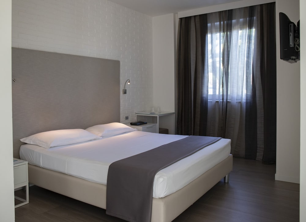 Standard, Queen Bed, Hill View