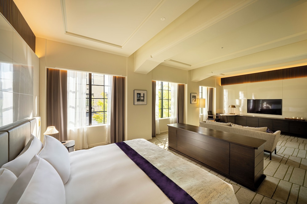 EXECUTIVE, KING BED