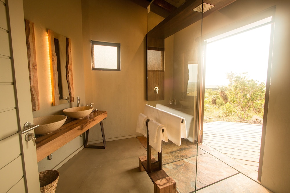 Rhino Ridge Safari Lodge 50/50