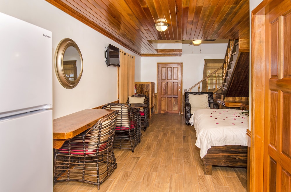 Captain Morgans Retreat 66/80