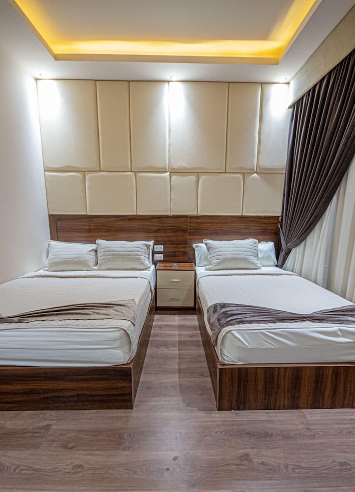 DELUXE, TWIN BEDS