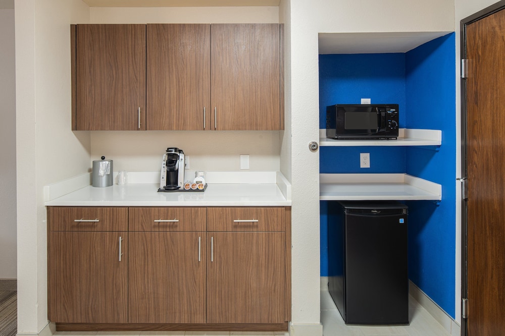Holiday Inn Express Suites N Waco Area West 33/51