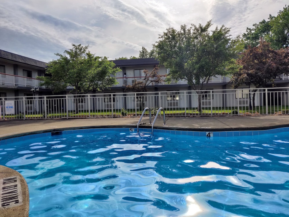 Sprucewood Inn 5/47