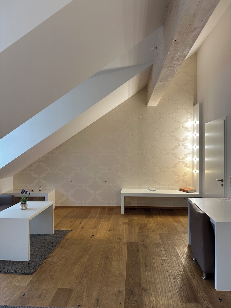 Helvetia Suites 49/52