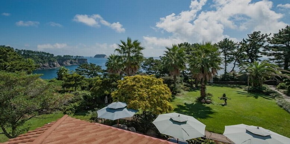 Beachside Whitehouse 13/16