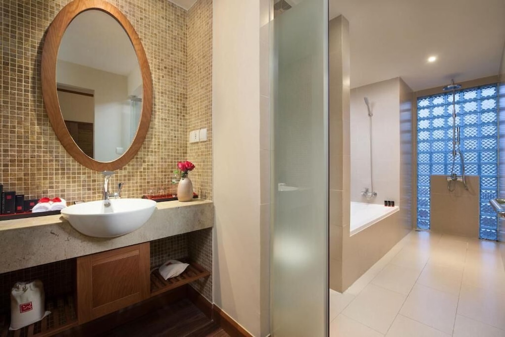 MK Premier Boutique Hotel 64/65