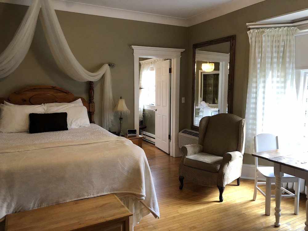 Leaside Manor By The Leaside Group 8/48