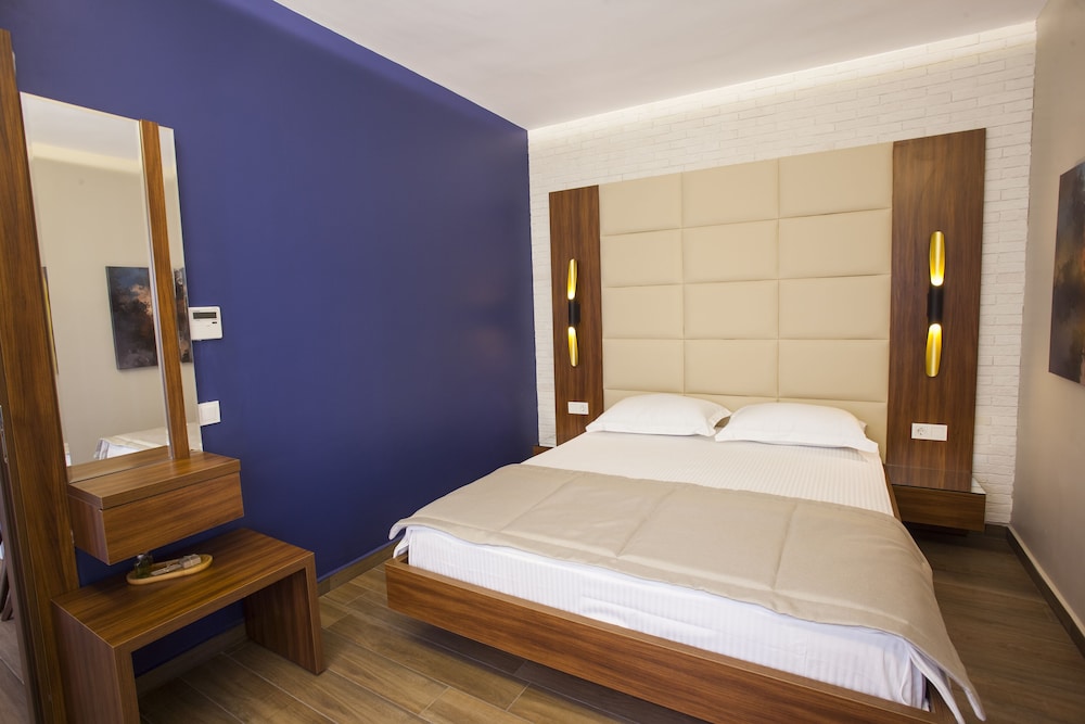 Maxuite Hotel In Home 12/37