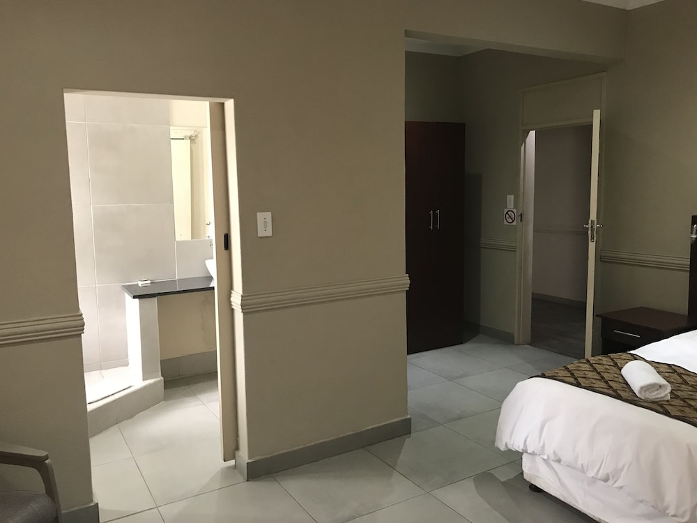 Elephant Springs Hotel &amp; Cabanas 28/80