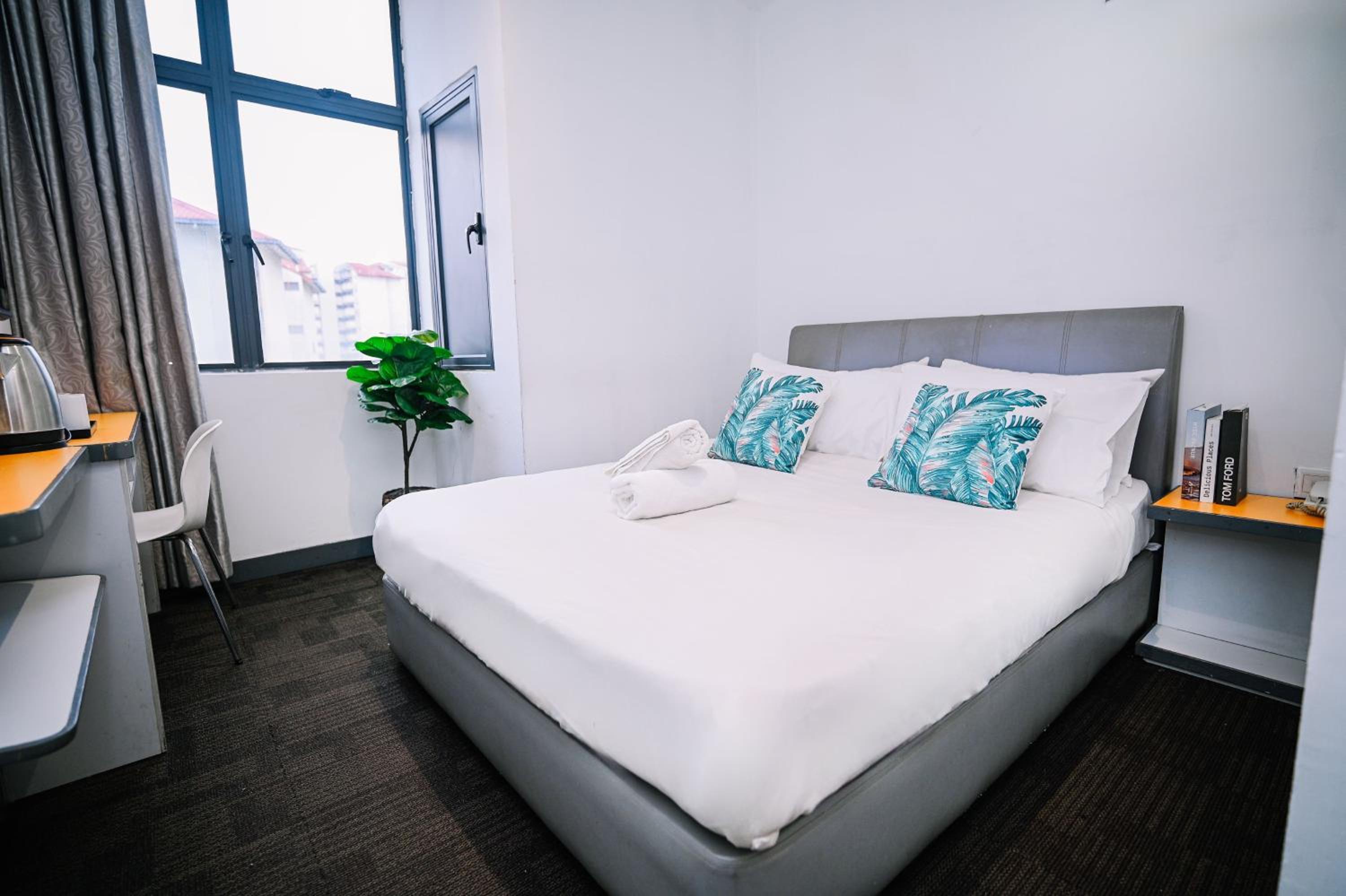 Standard Queen Room, Swing & Pillows at UPAC Pudu 2/2
