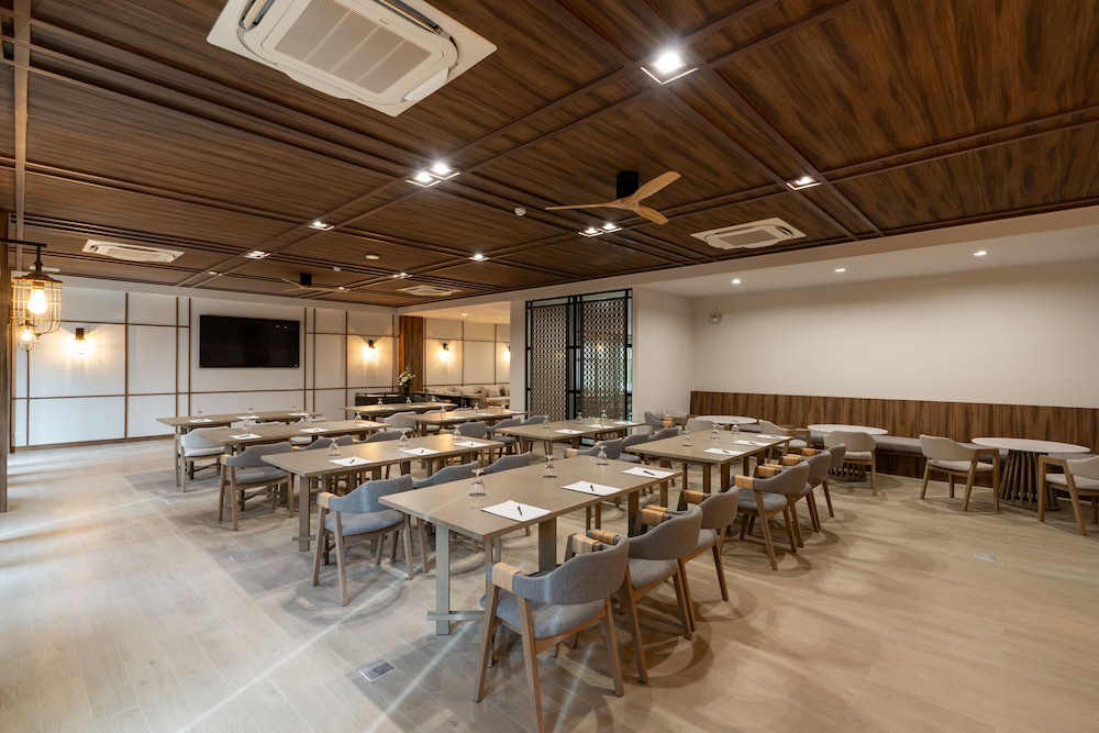 Bella Nara Phuket Naiyang Beach 40/50
