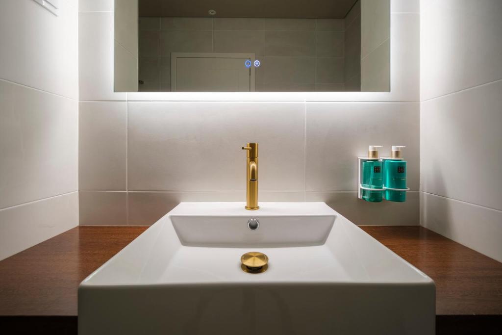 جناح جونيور، AZORES BOOK HOTEL 6/8