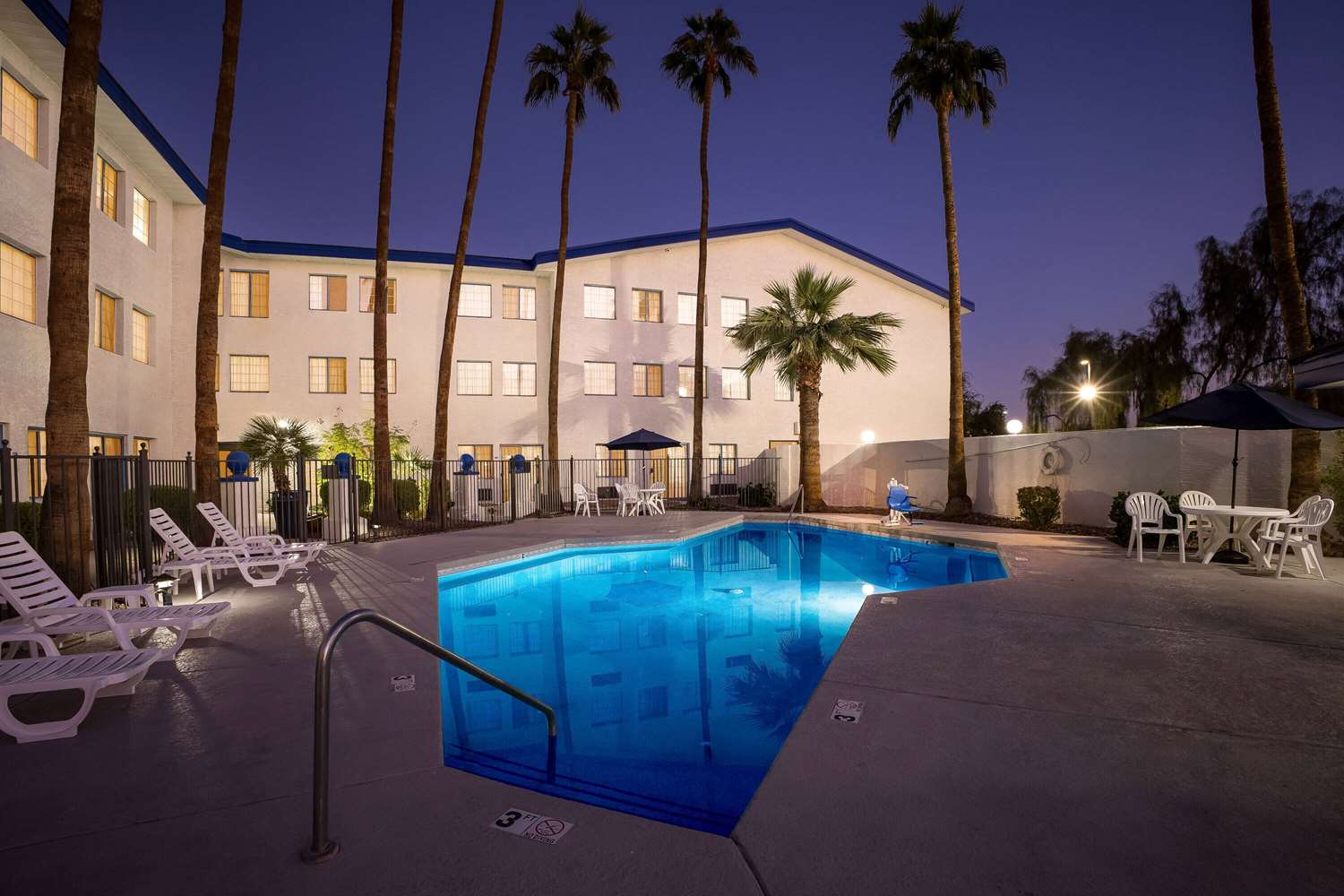 Days Inn & Suites by Wyndham Mesa Near Phoenix 34/36