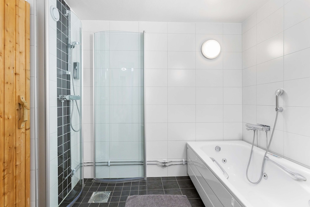 جناح بسريرين منفصلين بغرفتي نوم بحوض جاكوزي، Best Western Hotel Tranas Statt 3/3