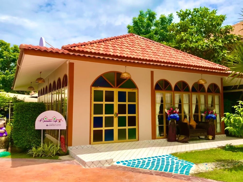 P Paradise Hotel 1/50