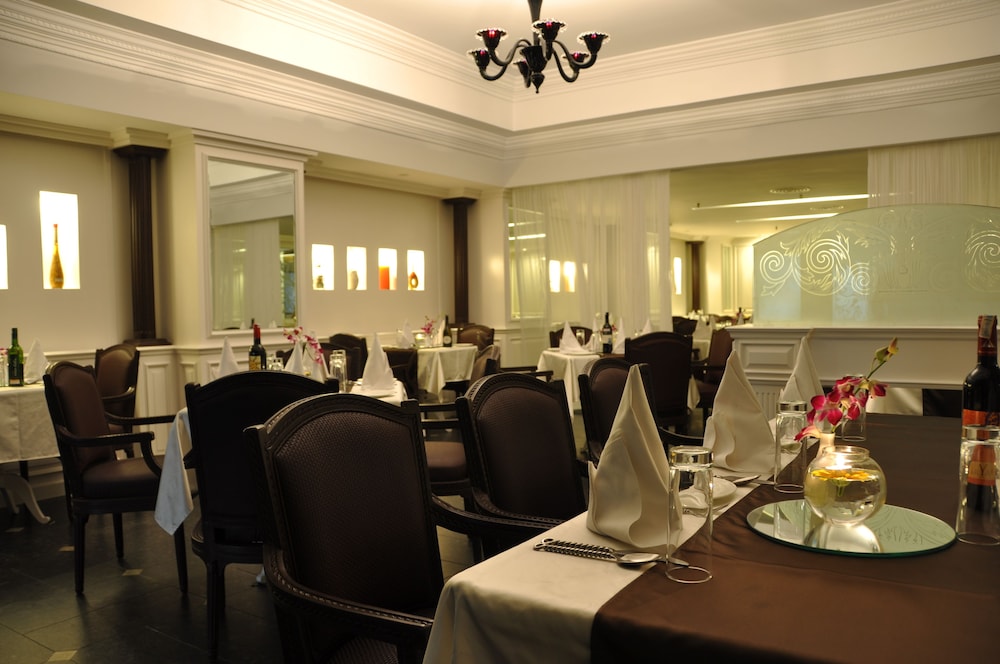The Central Court Hotel 38/43