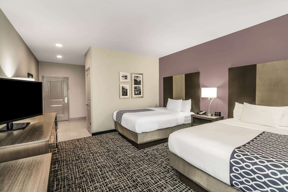 غرفة تنفيذية بسريرين كوين، La Quinta Inn & Suites by Wyndham Chattanooga - Lookout Mtn 6/10