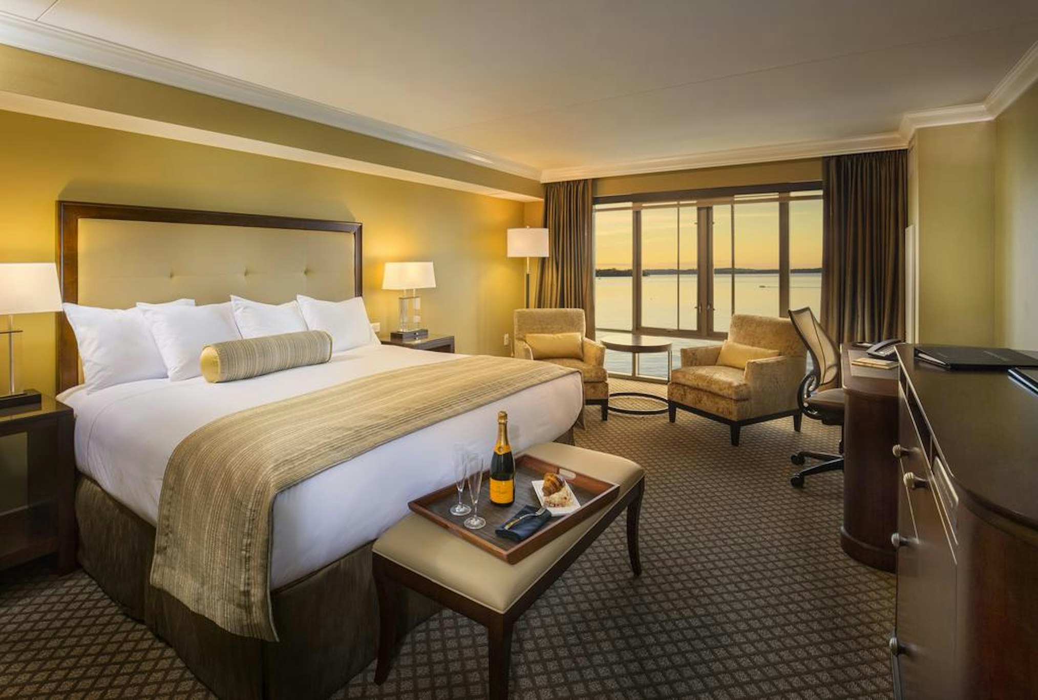 Lakeshore, King Bed