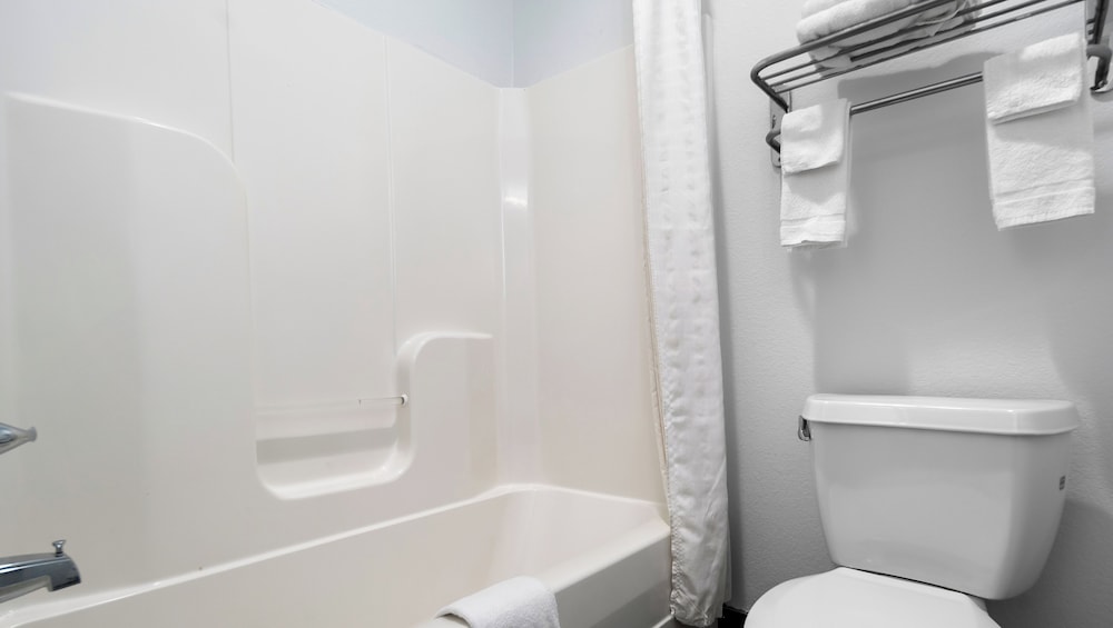 غرفة بسرير كينج بمطبخ صغير، Belmont Inn and Suites 6/8