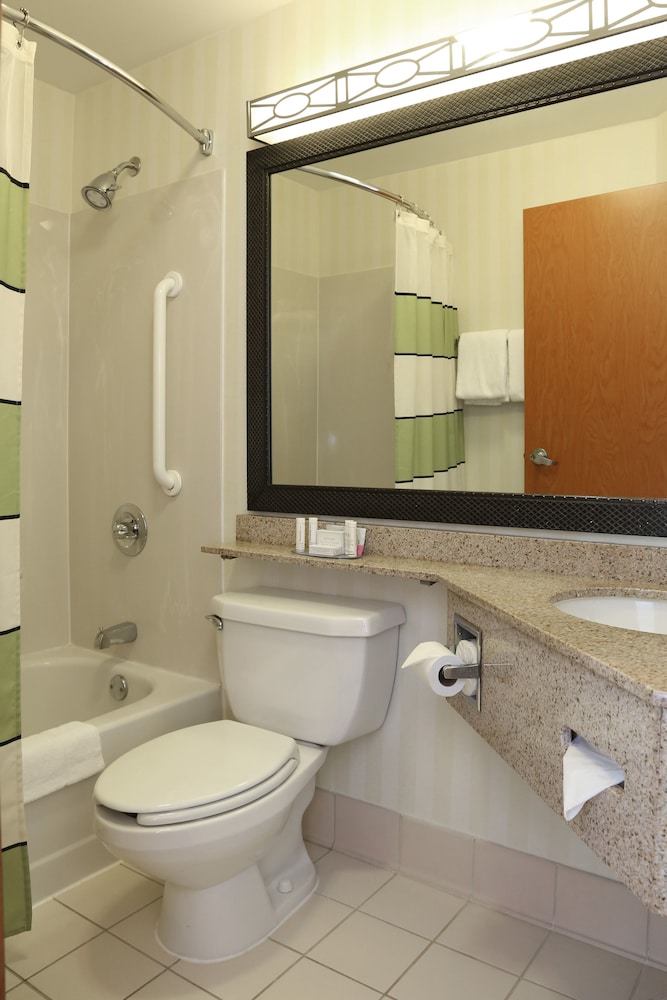 غرفة قياسية بسرير كينج، Quality Inn Cranberry Township 4/4