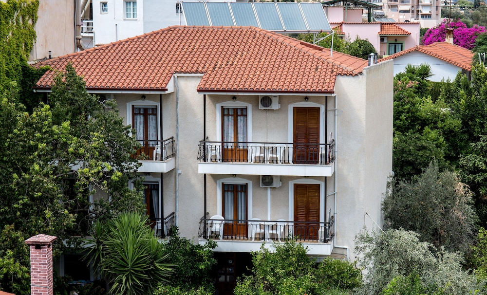 Oasis Apartments 2/50