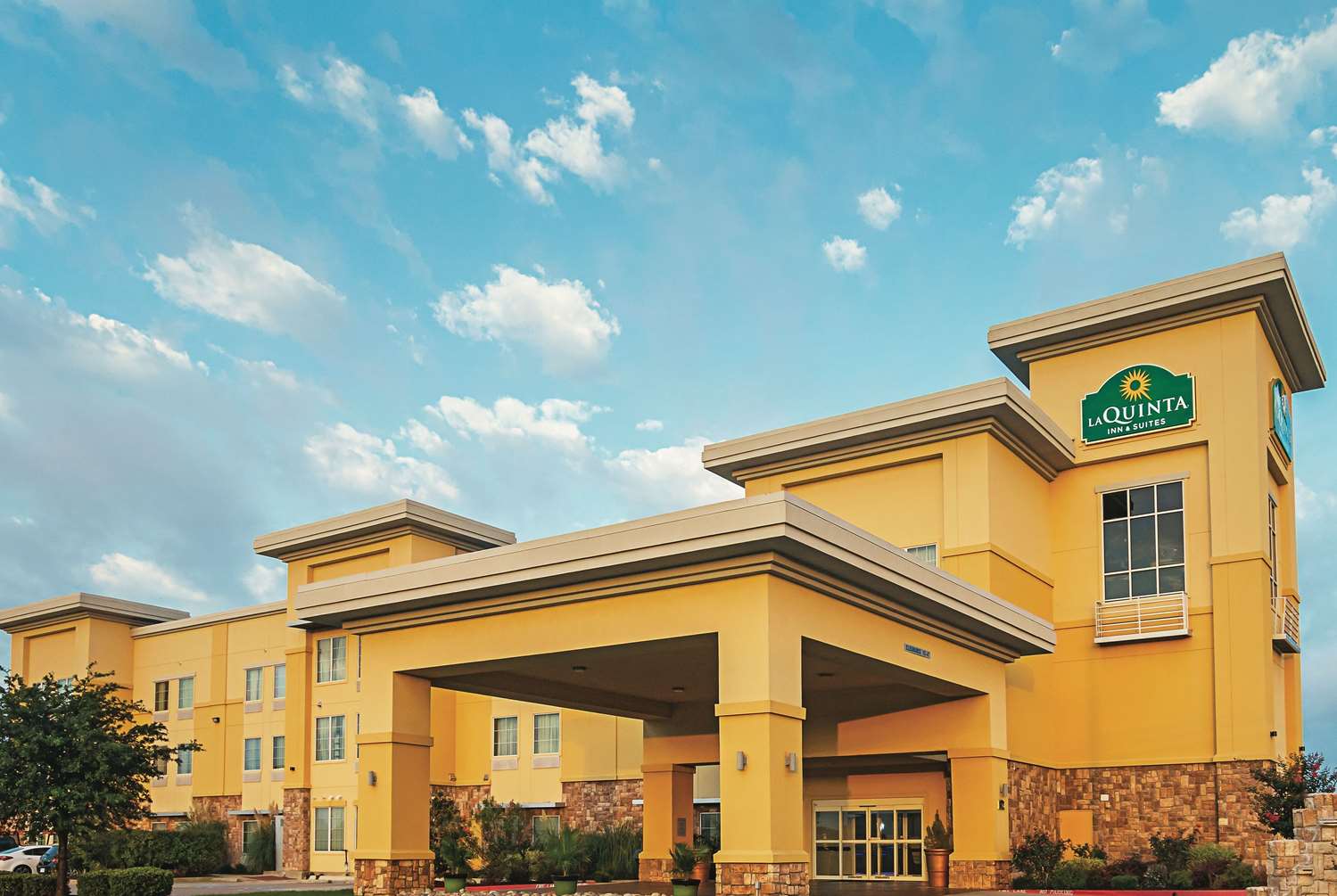La Quinta Inn & Suites by Wyndham Ft. Worth - Forest Hill TX 8/49