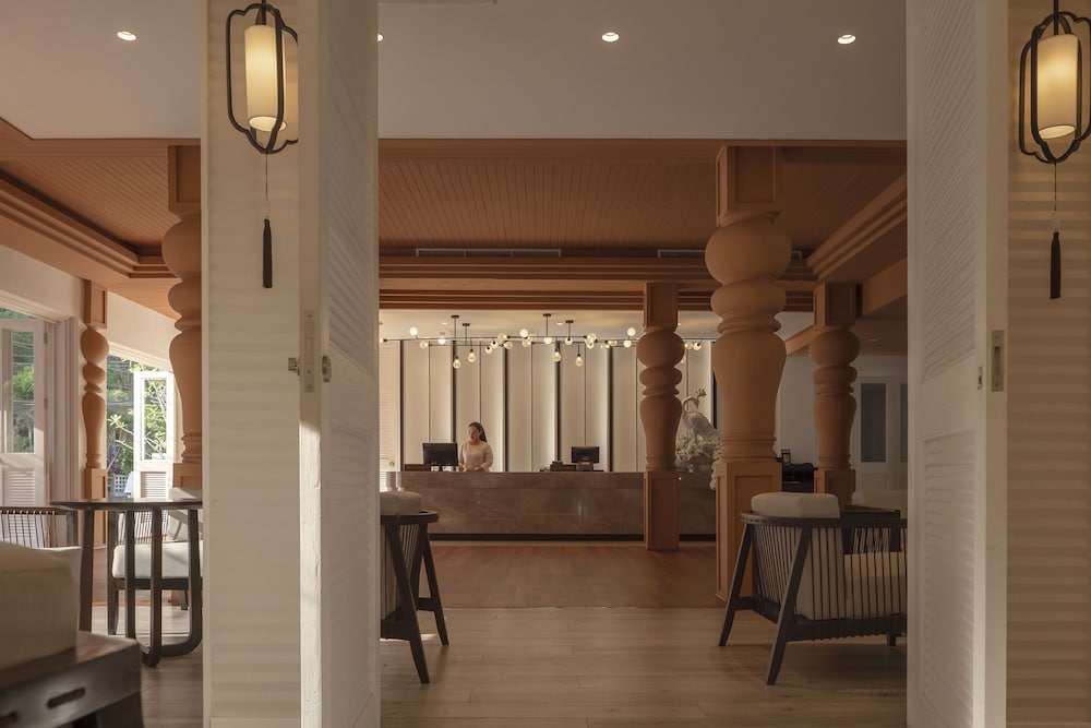 Royal Embassy Resort 48/65
