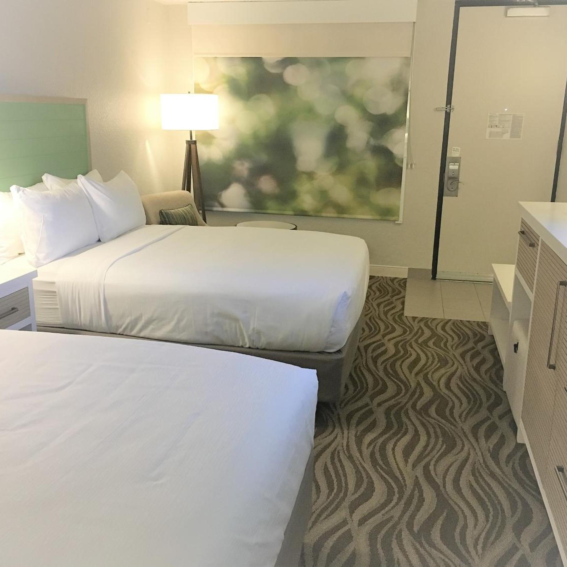 غرفة قياسية بسريرين مزدوجين بإطلالة على البحيرة، Wyndham Garden Lake Buena Vista Disney Springs Resort 5/8