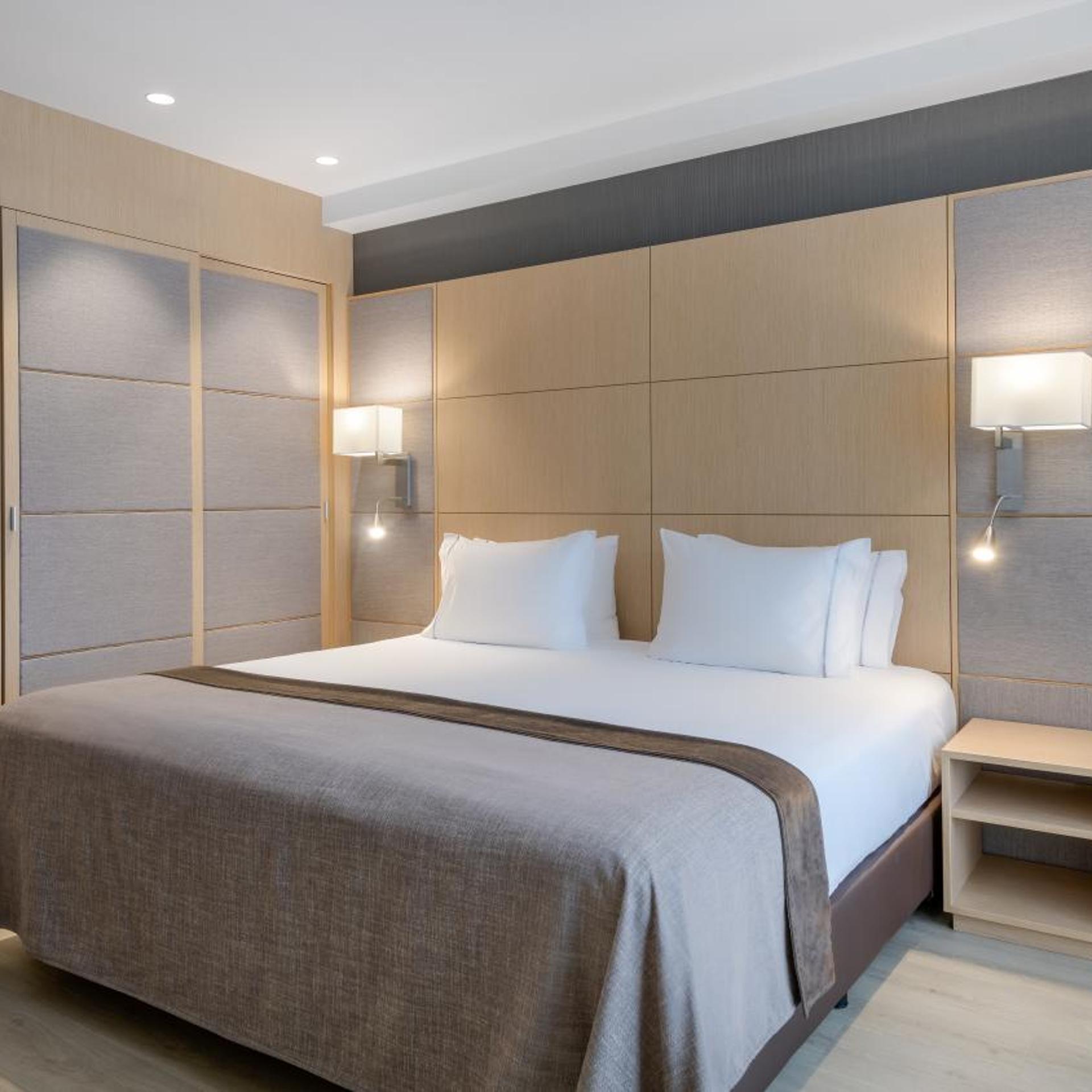 Premium, Junior Suite, King Bed, Street View