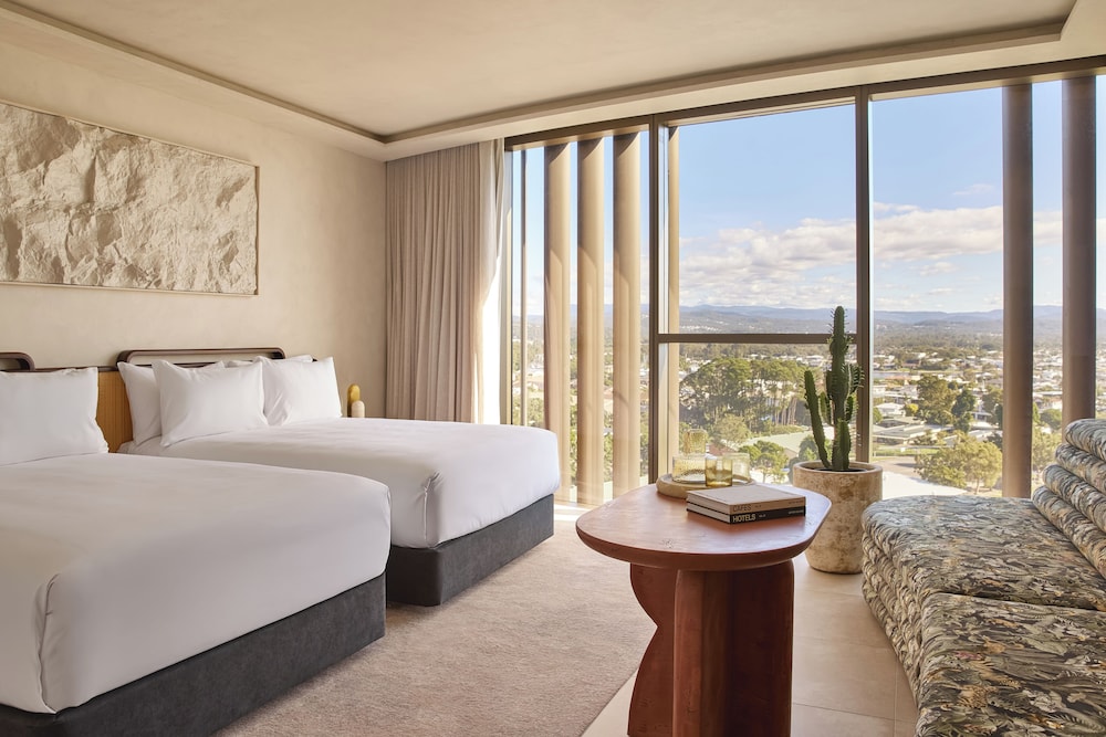 Mondrian Gold Coast 25/75