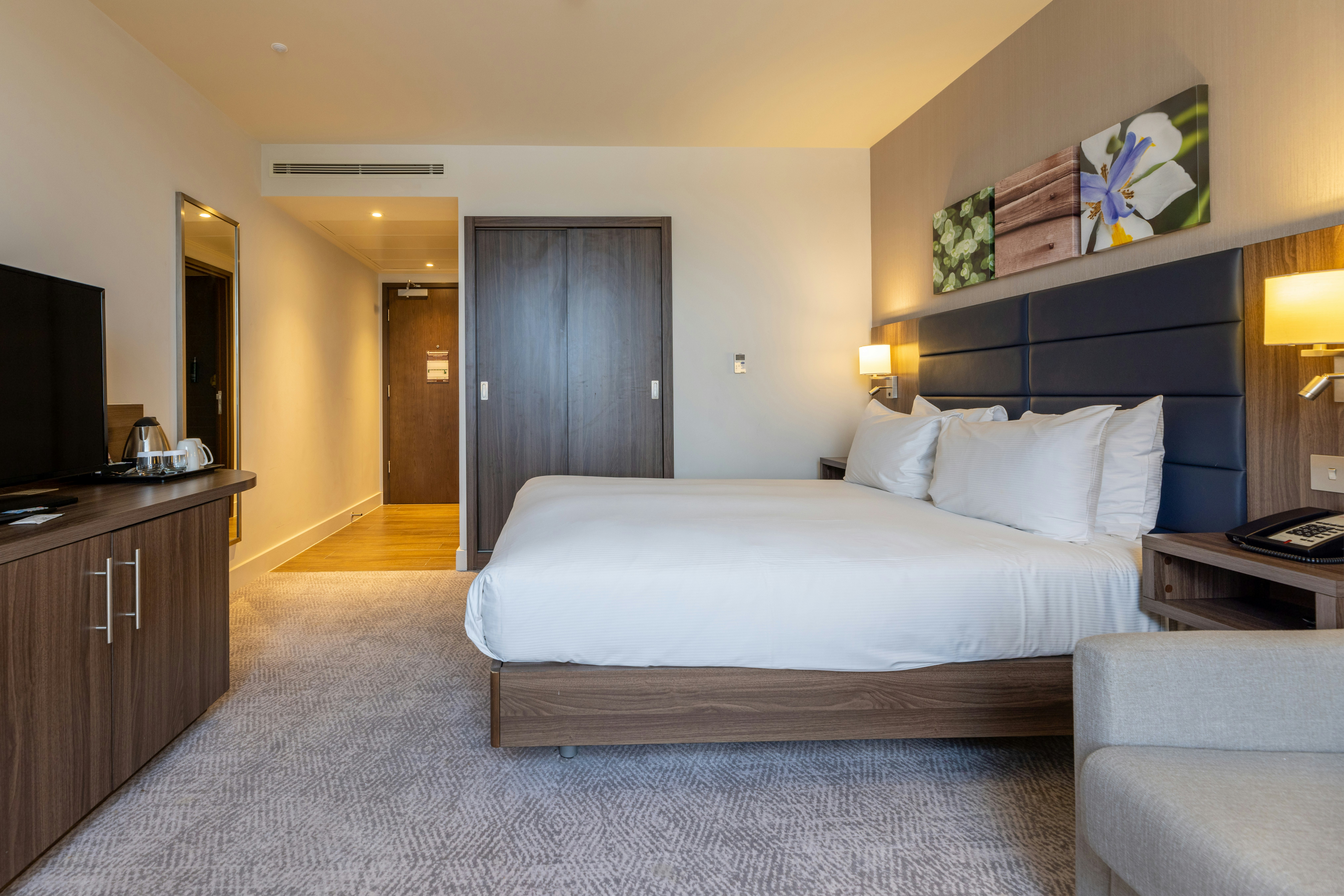 DELUXE, KING BED, HIGH FLOOR