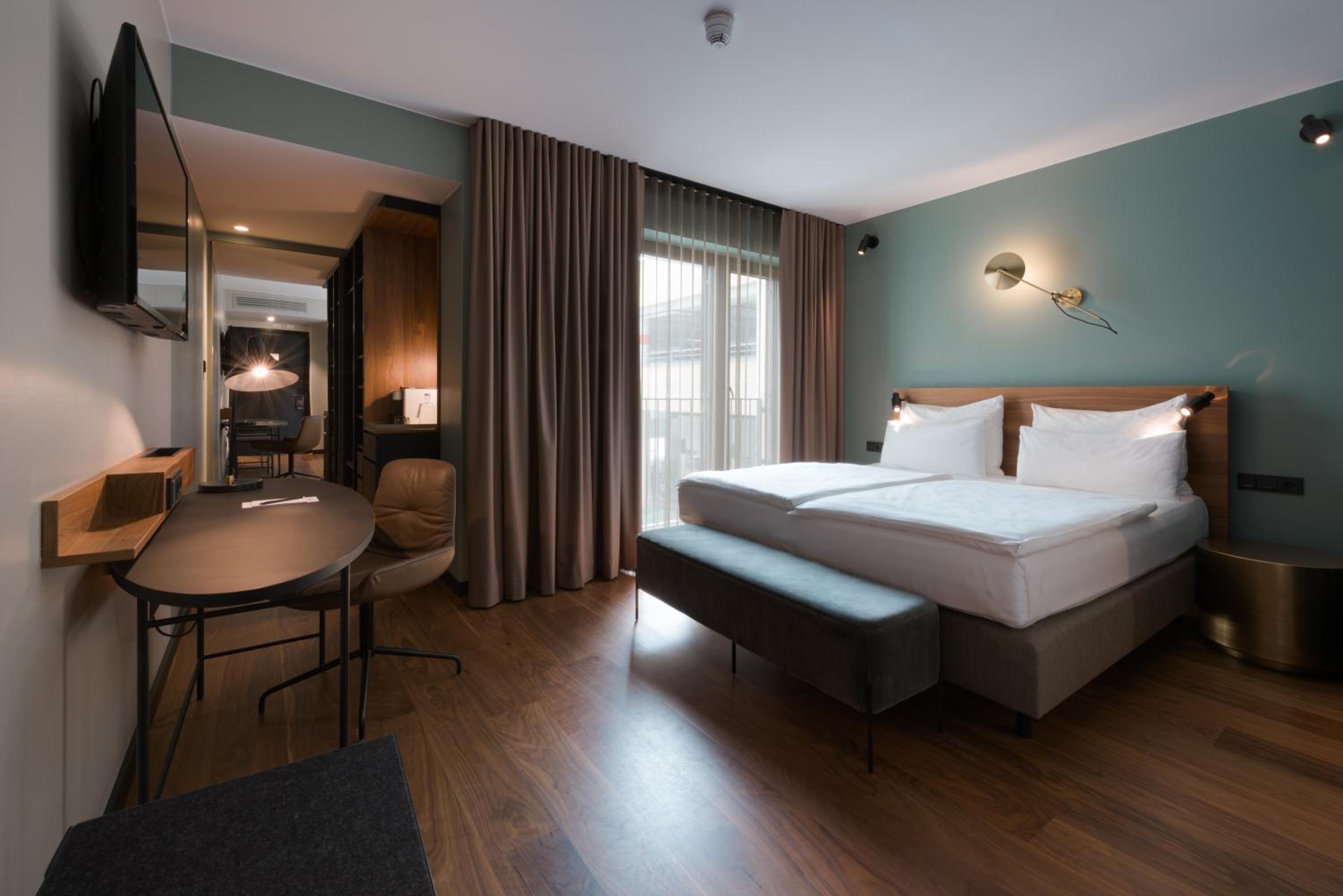 Backstage, Queen Bed