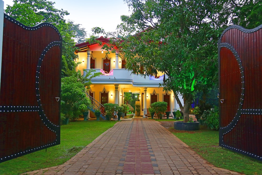 Yala Hotel River Front 35/39