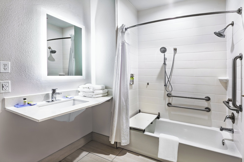 غرفة قياسية بسرير كينج لذوي الإعاقة، Holiday Inn Express Suites Port Lavaca 2/3