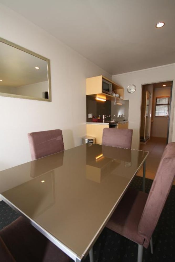 Bentleys Motor Inn 34/50