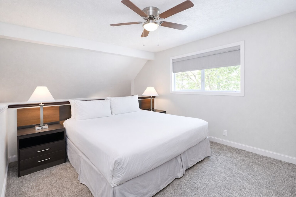 LUXURY, SUITE, KING BED, JETTED TUB