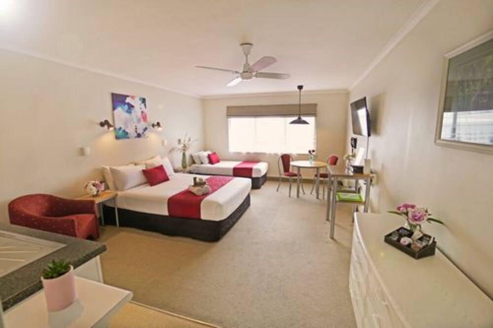 STUDIO, SUITE, JETTED TUB