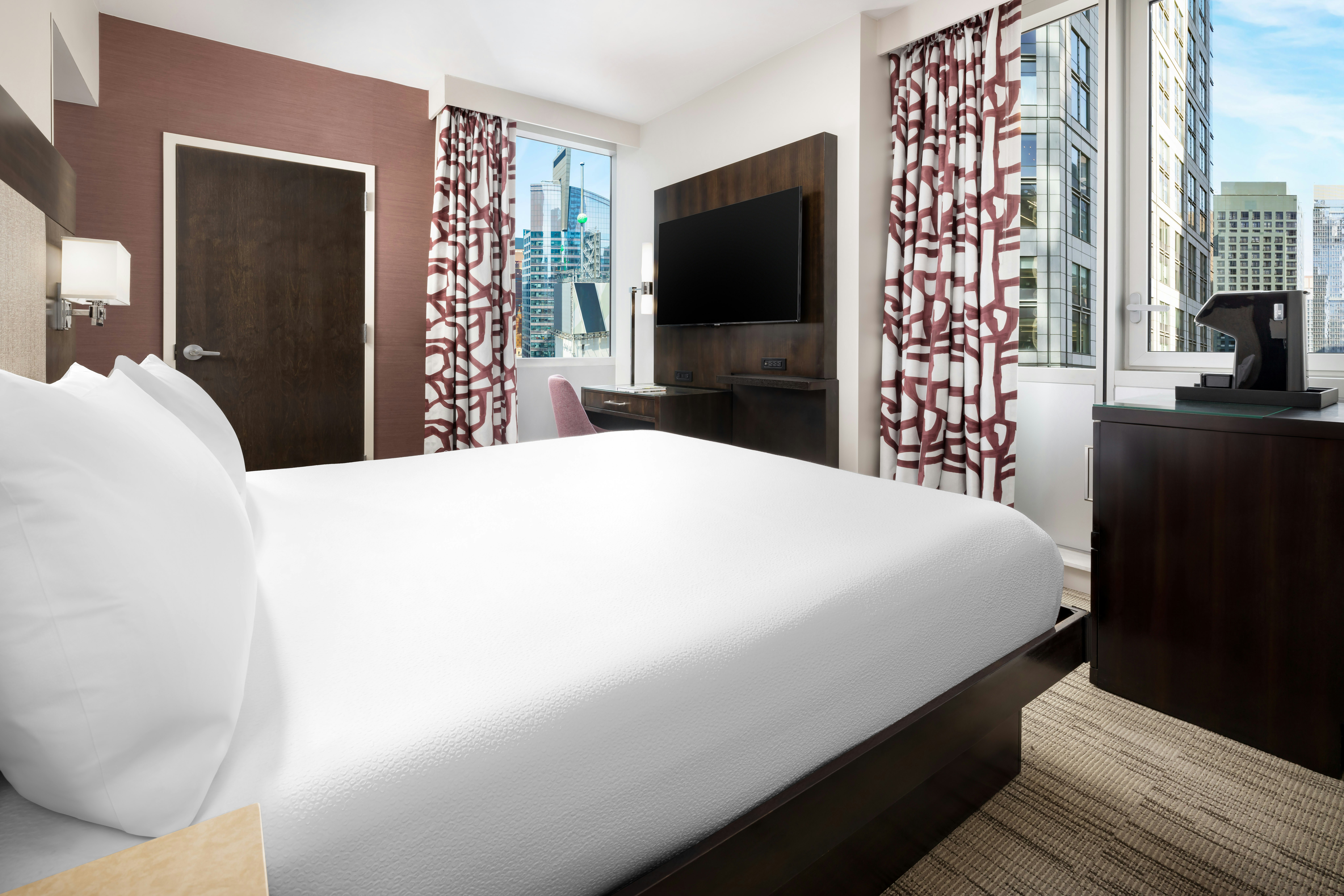 Room, King Bed, Ball Drop View, Corner